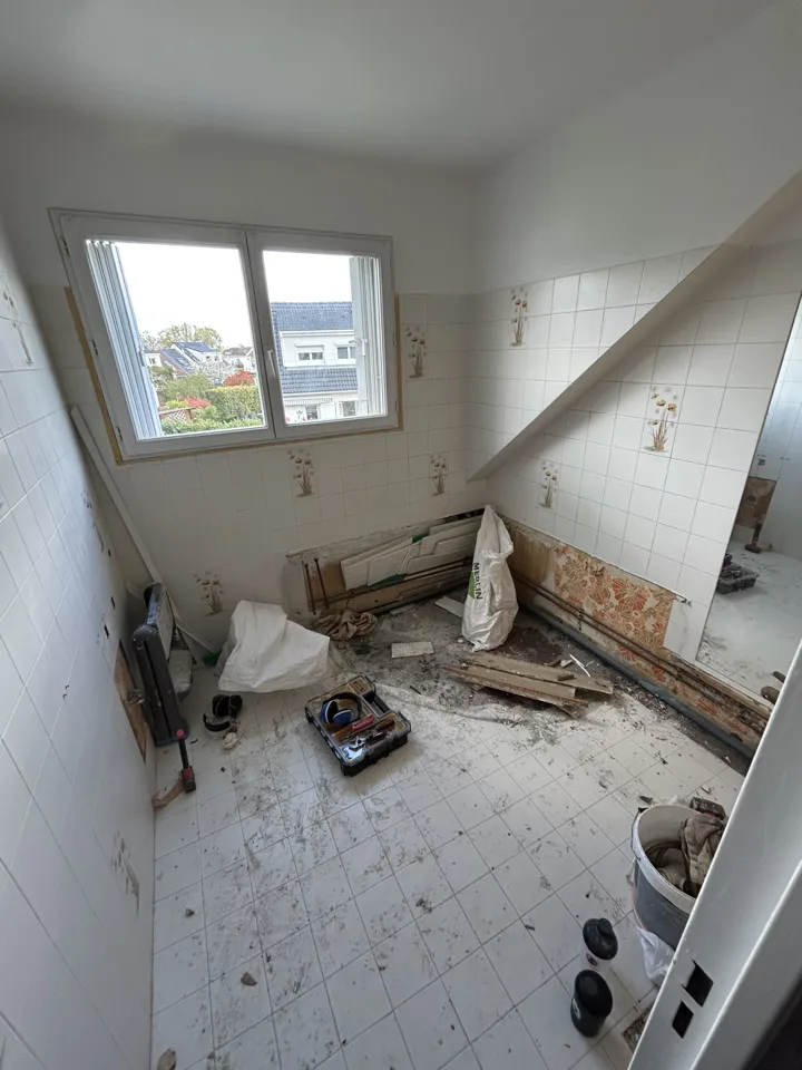 Salle de bain avant travaux, vue vers la fenêtre