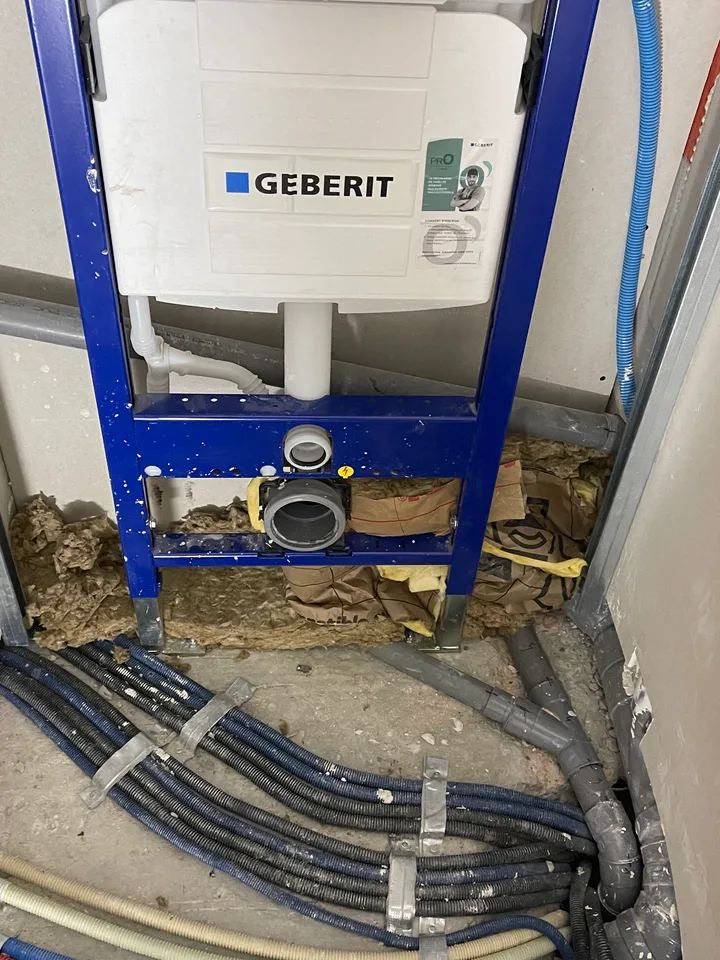 Bâti-support et évacuations du WC suspendu