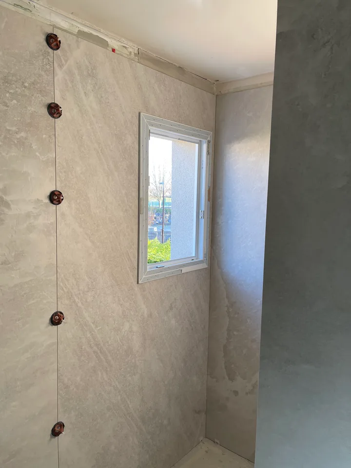 Pose des grandes dalles au mur de la fenêtre