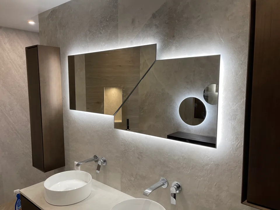 Double vasque, robinetterie murale et miroirs rétroéclairés