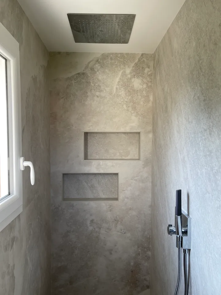 Douche à l'italienne avec niches et pomme de douche au plafond
