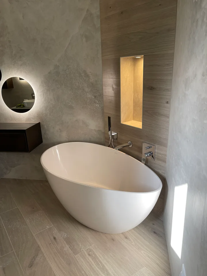 Baignoire îlot et niche éclairée