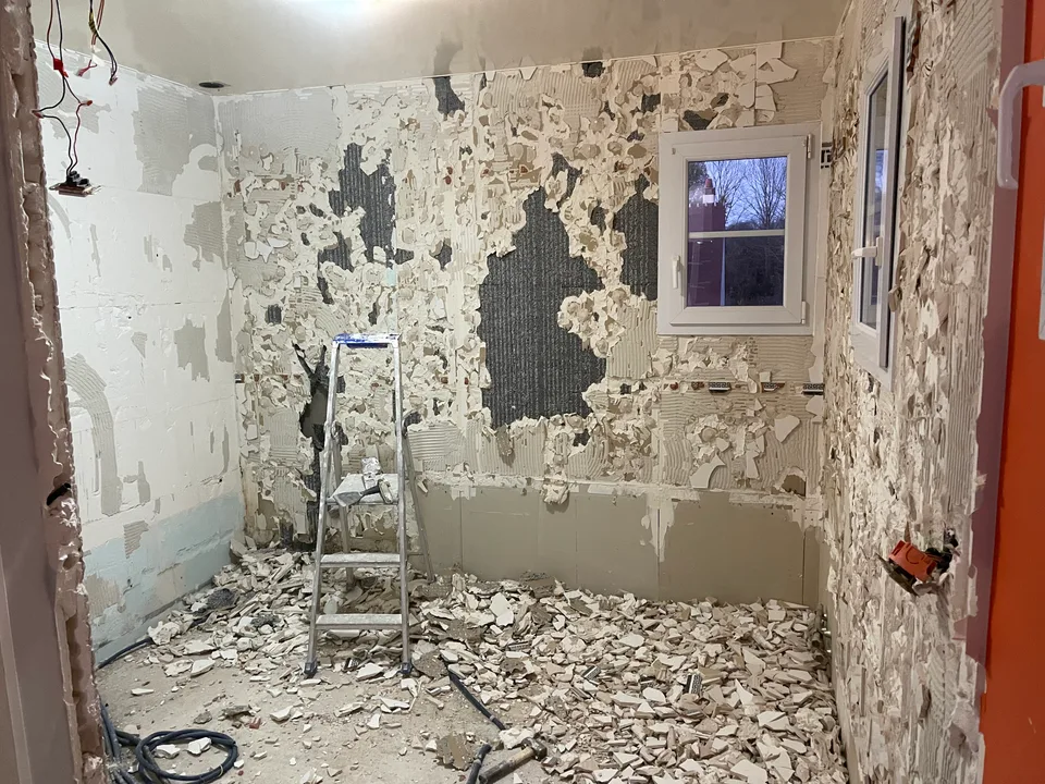 Ancienne salle de bain en cours de démolition