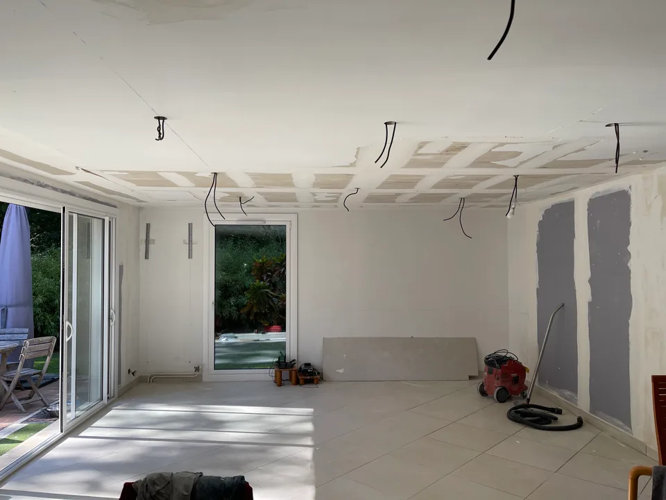 Pièce en travaux : faux plafond et attentes électriques