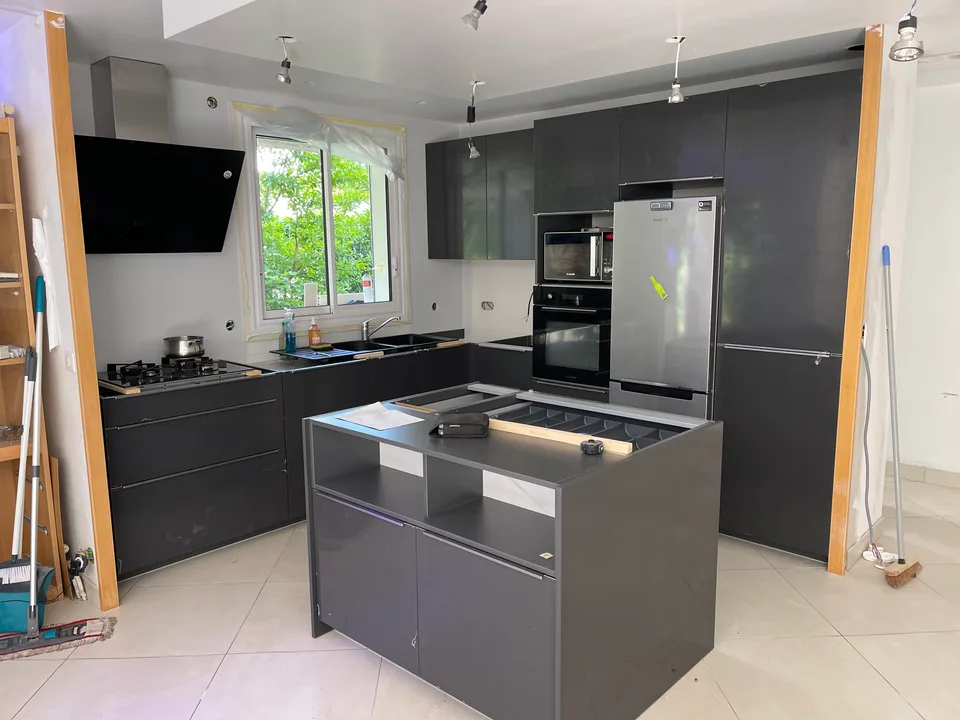 Cuisine anthracite avec îlot central