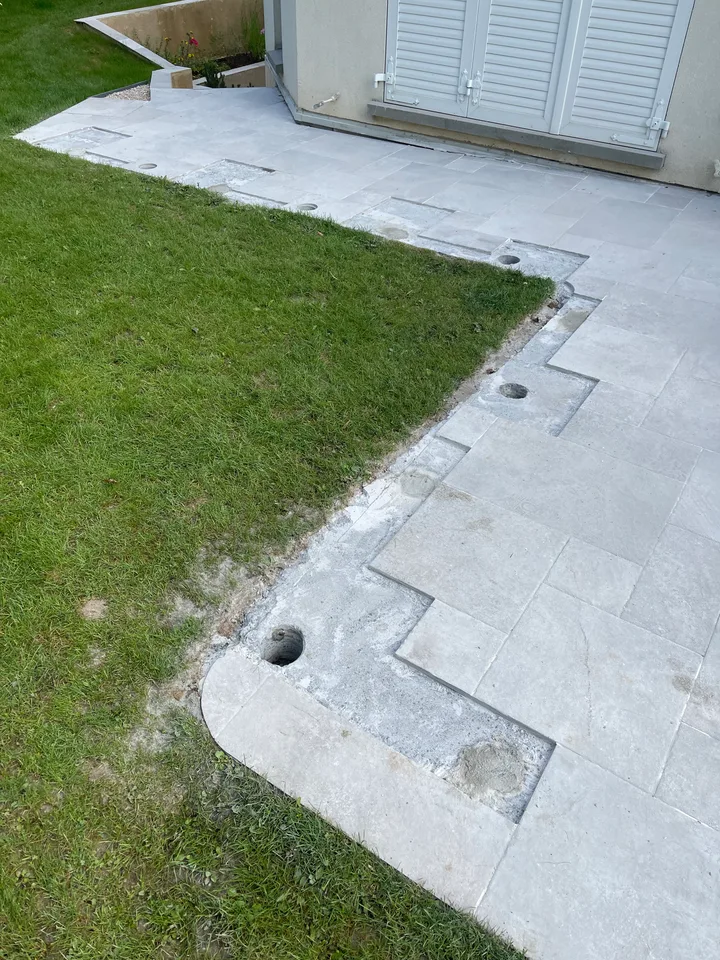 Terrasse en cours de pose le long de la maison