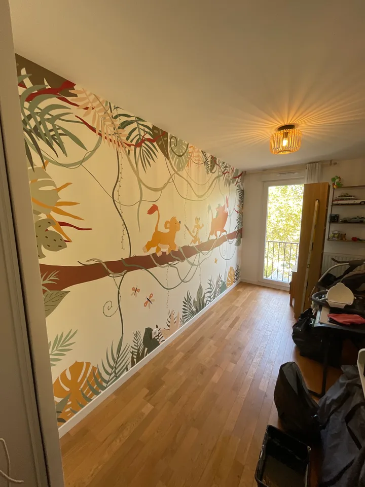 Chambre d'enfant avec papier peint panoramique jungle
