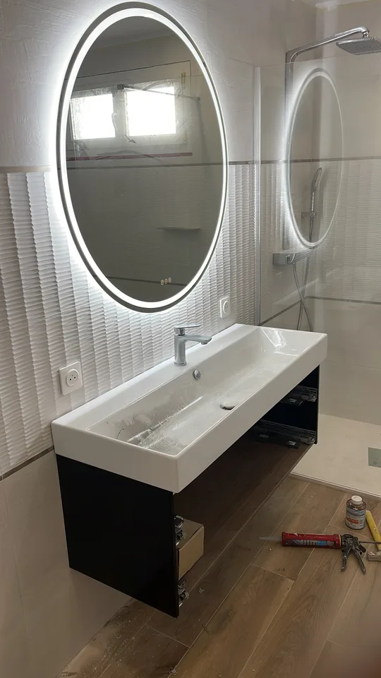 Grande vasque et miroir rond rétroéclairé