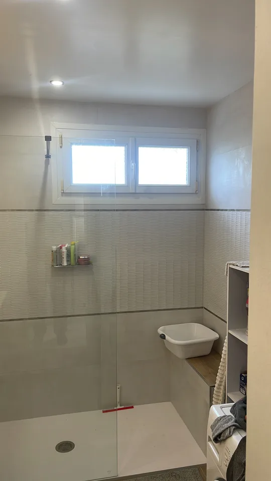 Douche à l'italienne sous la fenêtre