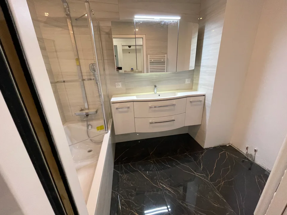 Salle de bain : sol effet marbre noir et meuble vasque