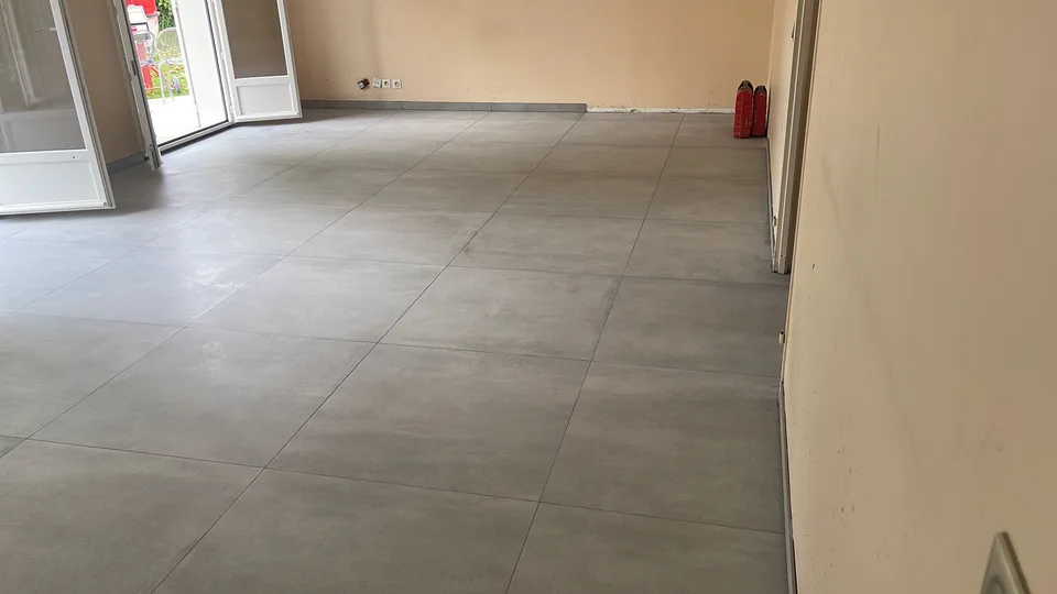 Carrelage grand format posé à joints alignés