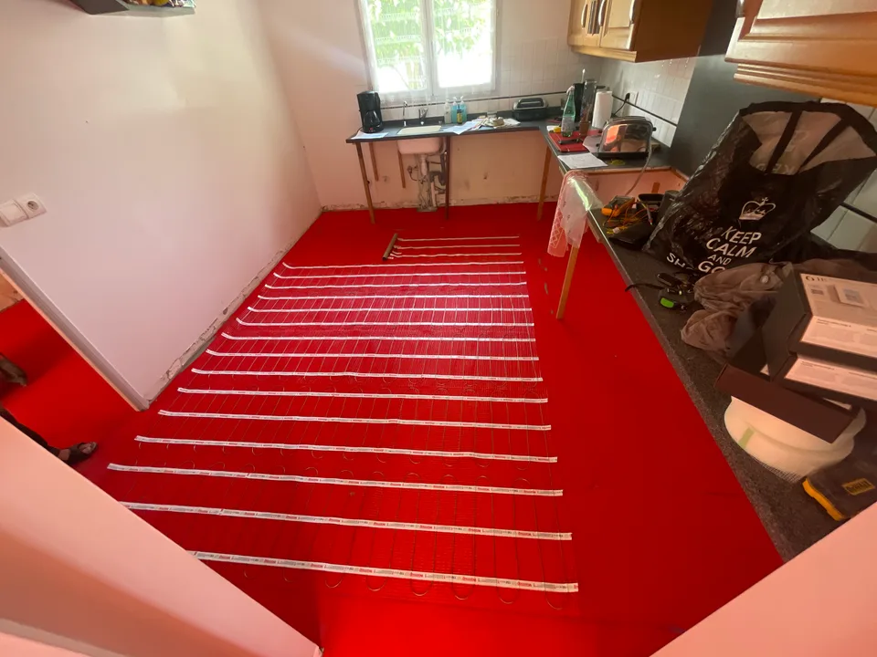 Plancher chauffant installé jusque dans la cuisine