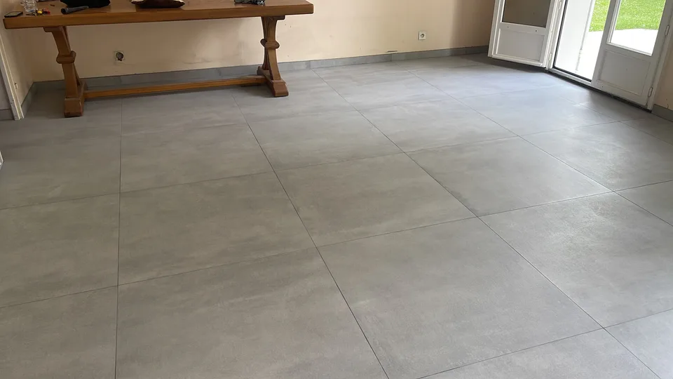 Séjour avec carrelage grand format gris