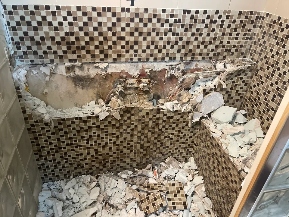 Démolition de l'ancienne douche en mosaïque