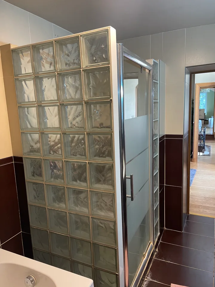 Ancienne douche en briques de verre