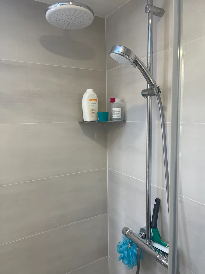 Colonne de douche et faïence claire