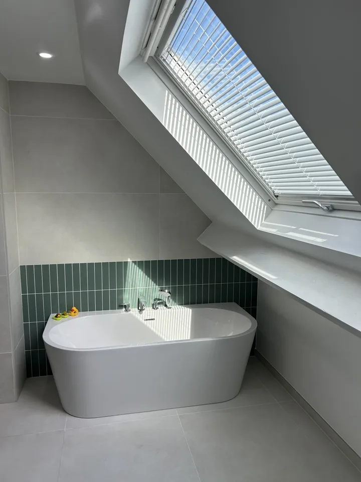 Baignoire îlot sous la fenêtre de toit