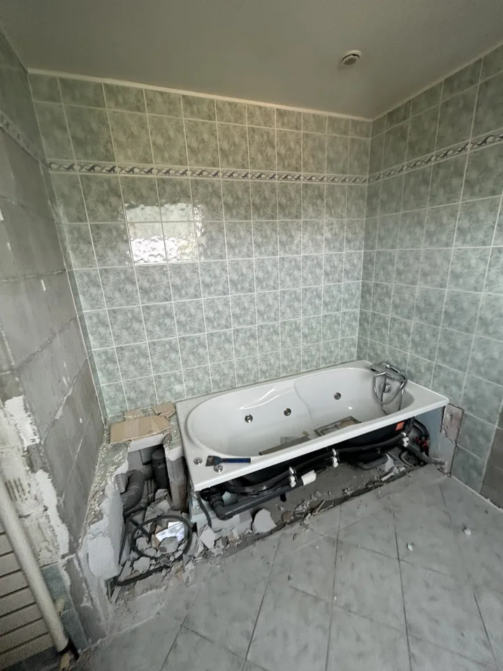Ancienne baignoire et faïences d'origine