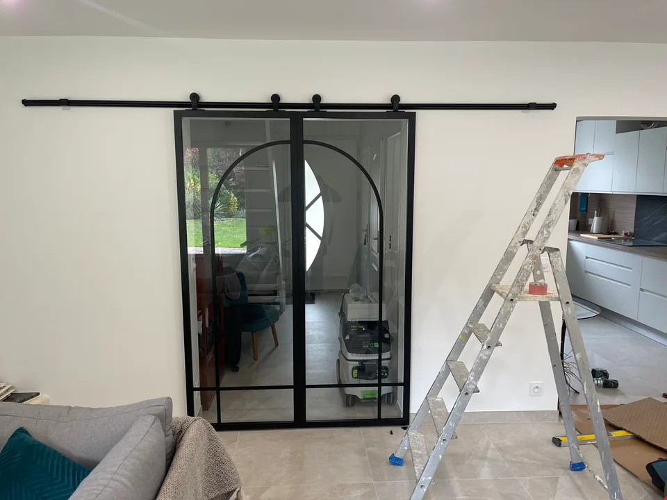Double porte coulissante vitrée style atelier sur rail