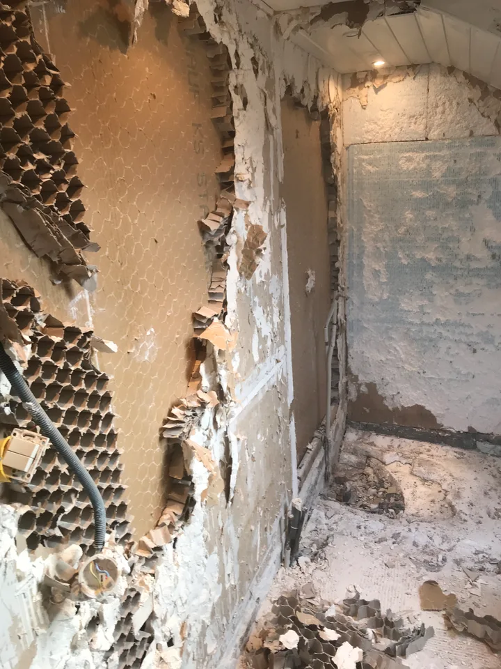 Mur de la douche mis à nu pendant la dépose