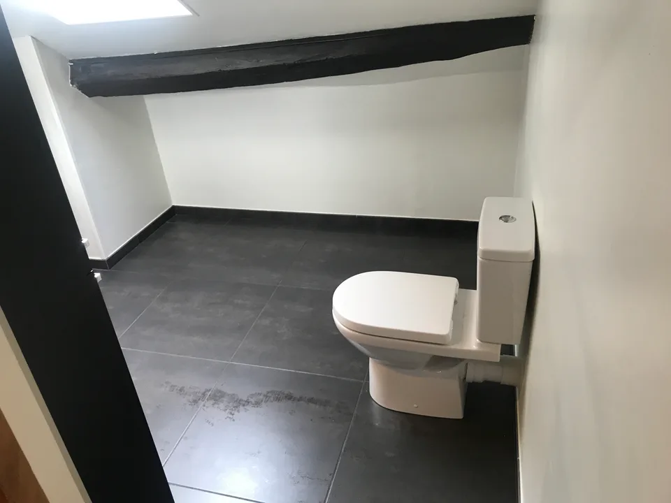 WC au sol carrelé gris anthracite
