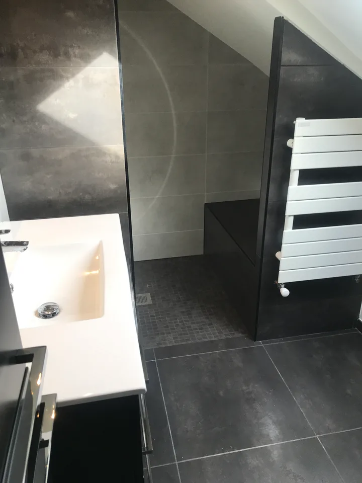 Salle de bain sous combles terminée : vasque, douche et sèche-serviettes