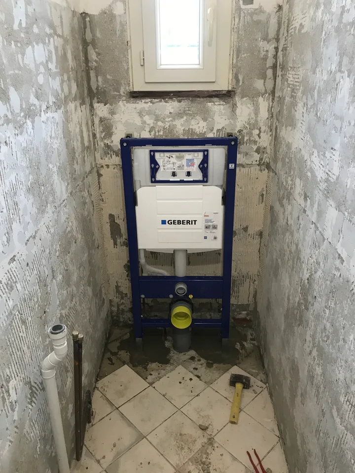 Bâti-support du WC suspendu en place