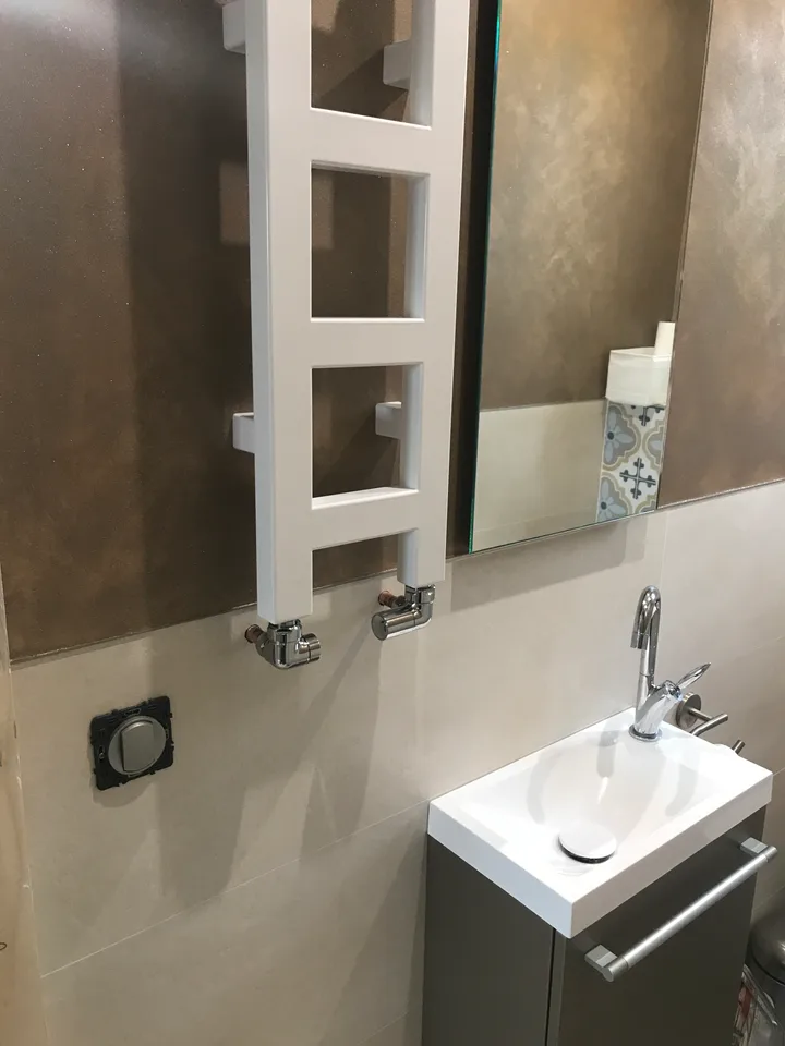 Lave-mains, miroir et sèche-serviettes design