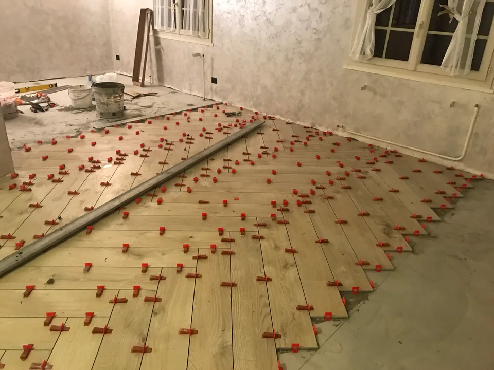 Pose du carrelage en chevrons avec croisillons de nivellement