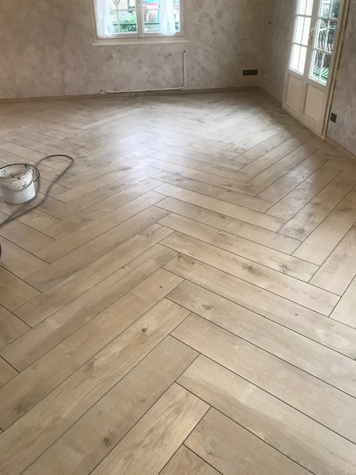 Séjour terminé, carrelage effet parquet posé en chevrons