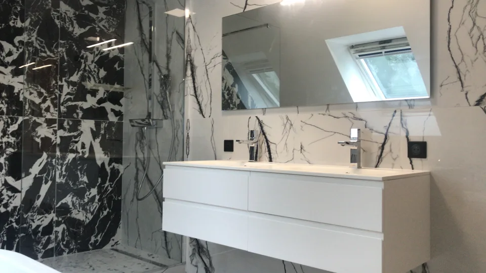 Meuble vasque suspendu et miroir sous la fenêtre de toit