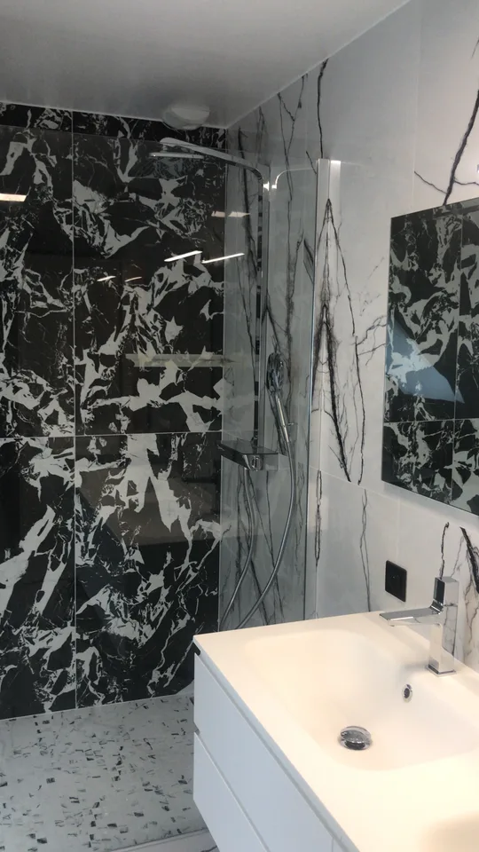 Douche à l'italienne et meuble vasque