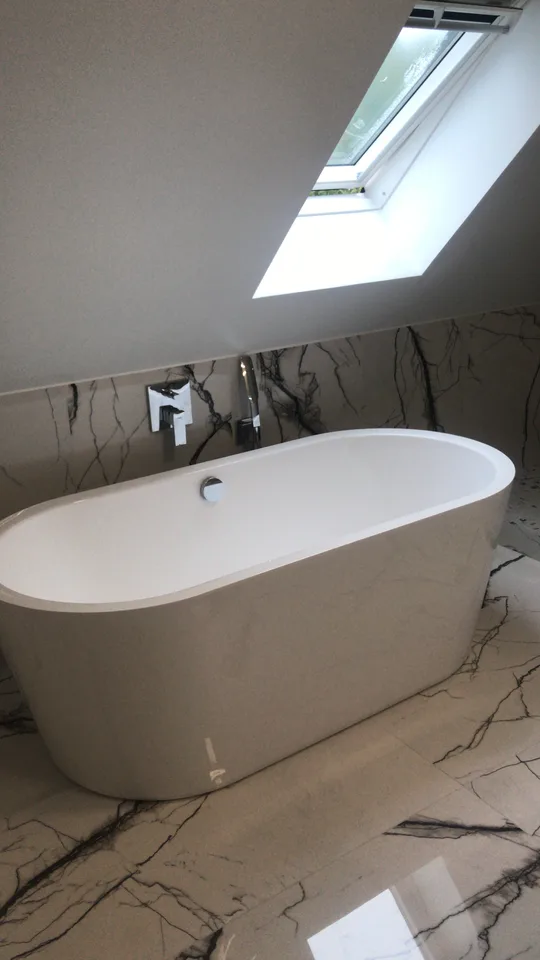 Baignoire îlot sous la fenêtre de toit