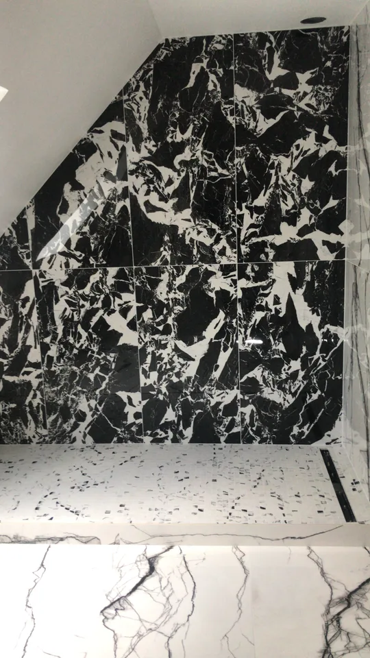 Douche à l'italienne et mur effet marbre noir et blanc