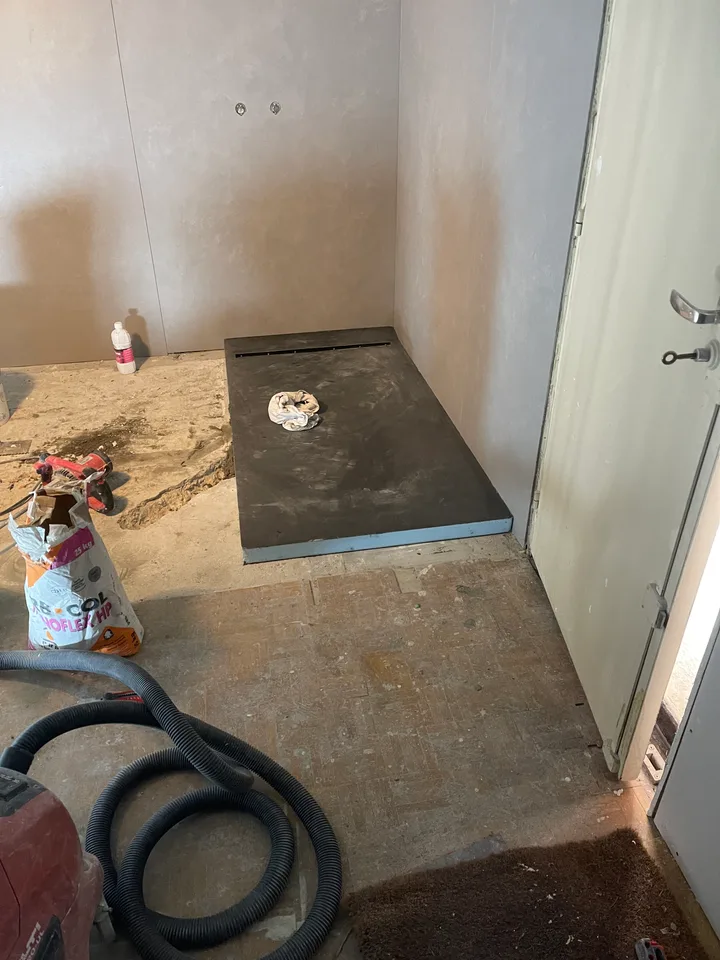 Receveur de douche posé, avant carrelage