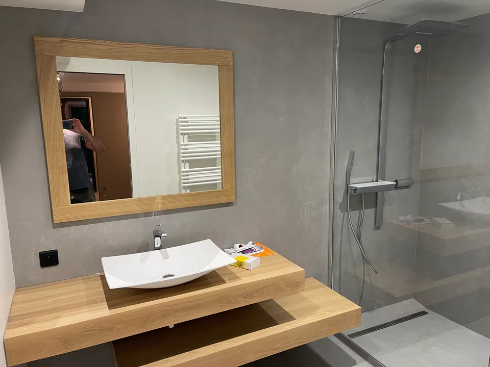 Plan vasque en chêne et miroir assorti