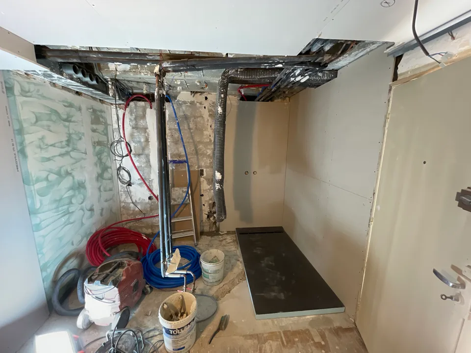Pièce mise à nu : réseaux refaits et receveur en place