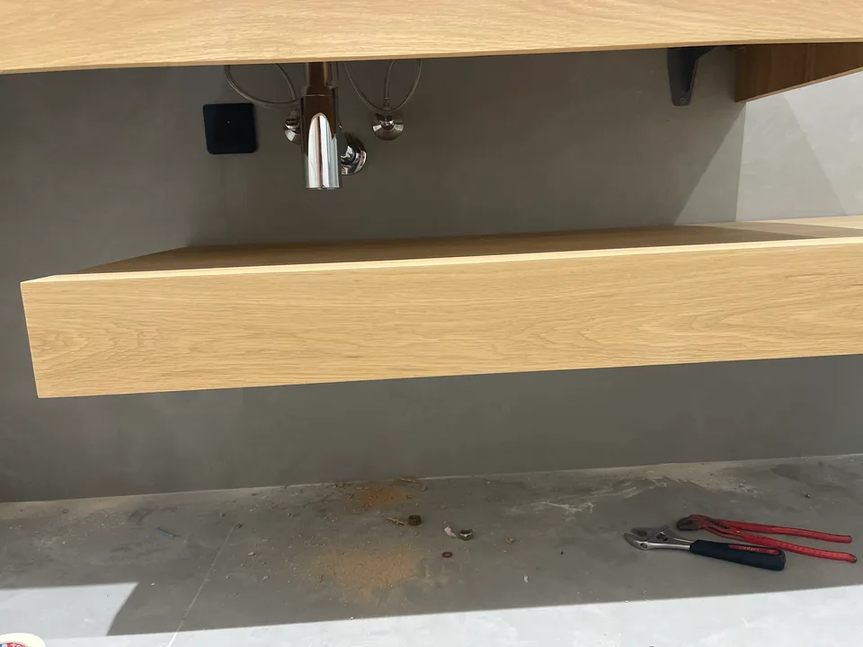 Plan vasque en chêne suspendu