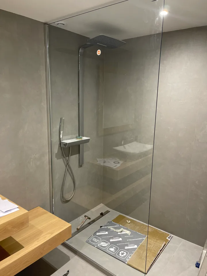 Douche avec colonne et paroi vitrée