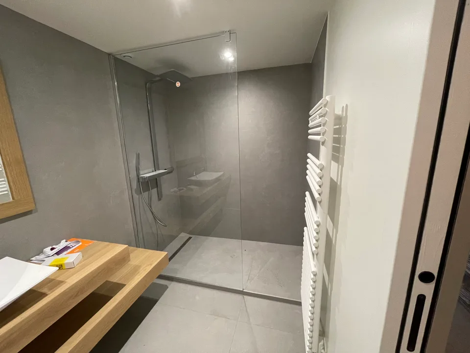 Douche à l'italienne et paroi vitrée