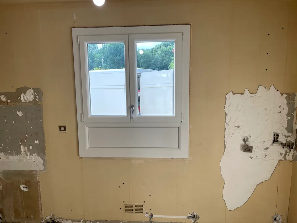 Mur de la cuisine après dépose des anciens meubles
