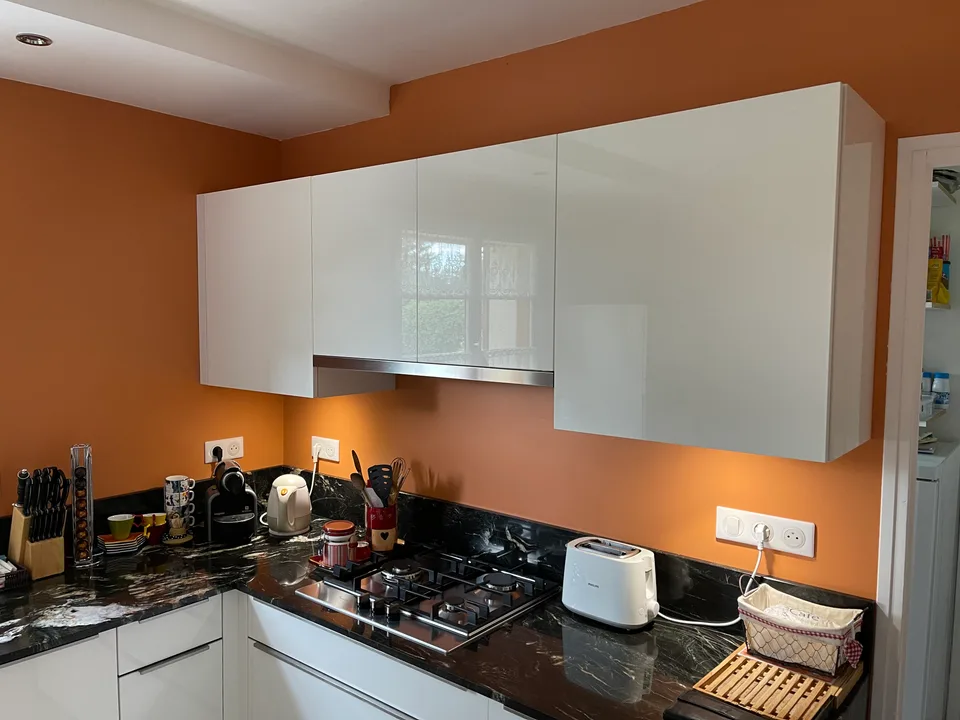Meubles hauts blancs et hotte intégrée